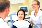 Il convient de consulter un dentiste avant d’entreprendre un
								blanchiment des dents 